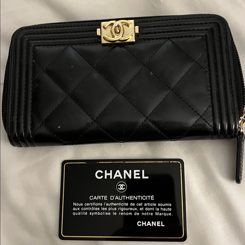 CHANEL Black Quilted Leather Wallet with Gold Accent - Picture 6 of 8
